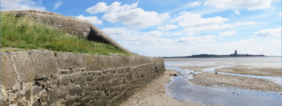 Île de Tatihou, presqu'île de la Hougue, Morsalines au loin.